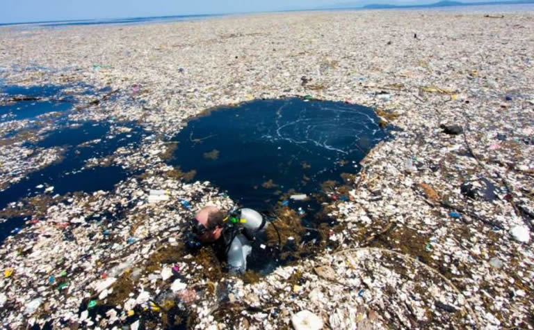 La plastica versata negli oceani